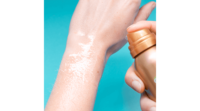 ambre-solaire-natural-bronzer-spray-on-arm